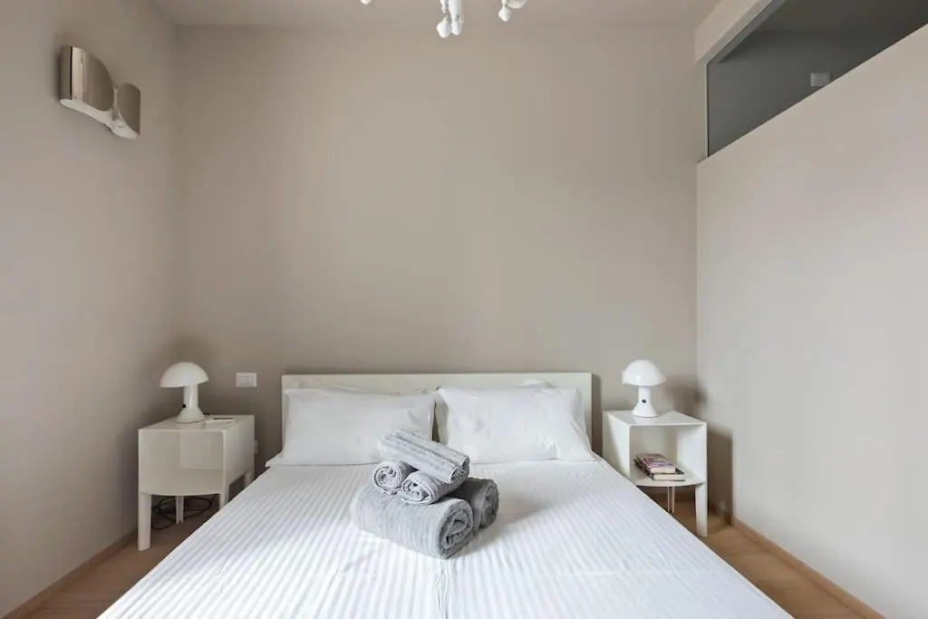 Easylife - Stylish Design Apartment In Fashion District Milano 0*,  İtalya